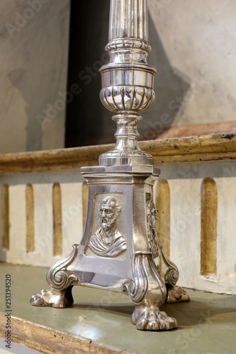 Pied d'un bougeoir argenté. Eglise Saint-Gervais et Saint-Protais. Saint-Gervais-les-Bains. / Foot of a silver candlestick. Church of St. Gervais and St. Protais. Saint-Gervais-les-Bains. photo