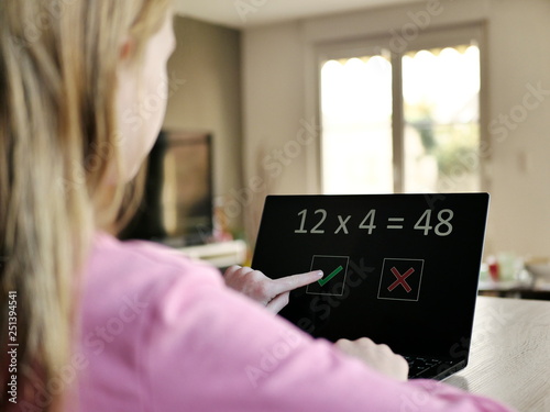 Schulkind löst Grundschulaufgaben in Mathematik am Touchscreen allein