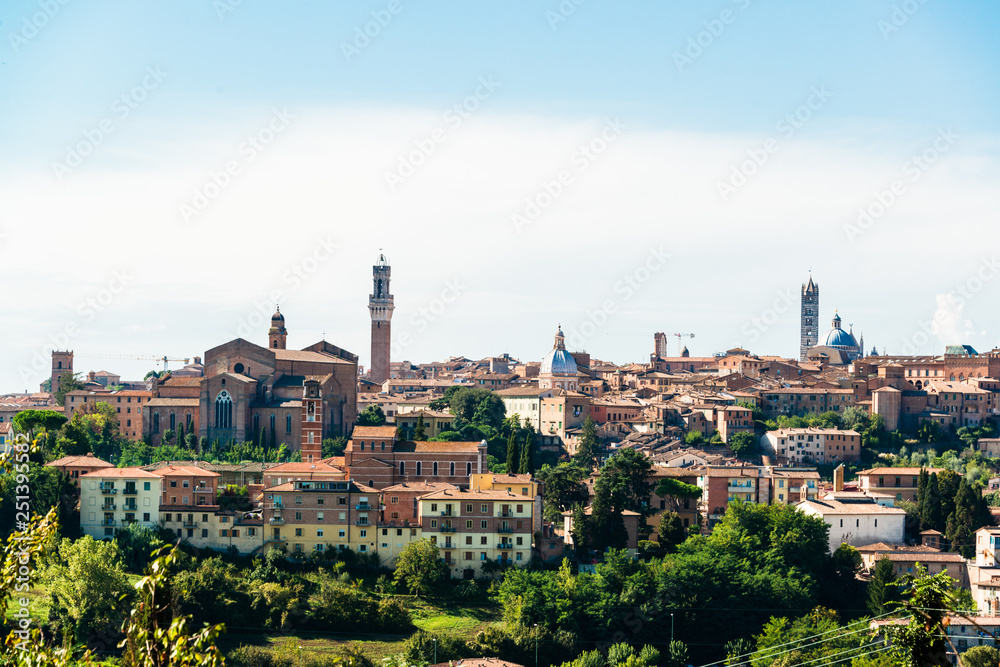 Stadtansicht von Siena mit skyline