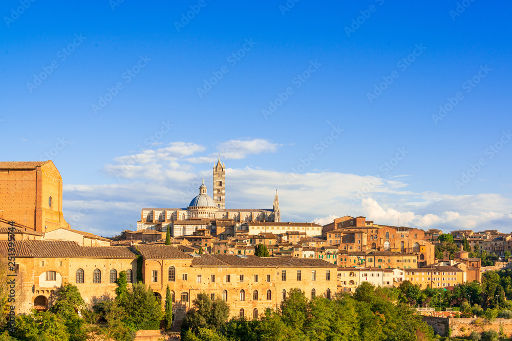 Stimmungsvoll das Stadtpanorama von Siena im Spätsommerlichem Abendlicht Stimmungsvoll das Stadtpanorama von Siena im Spätsommerlichem Abendlicht