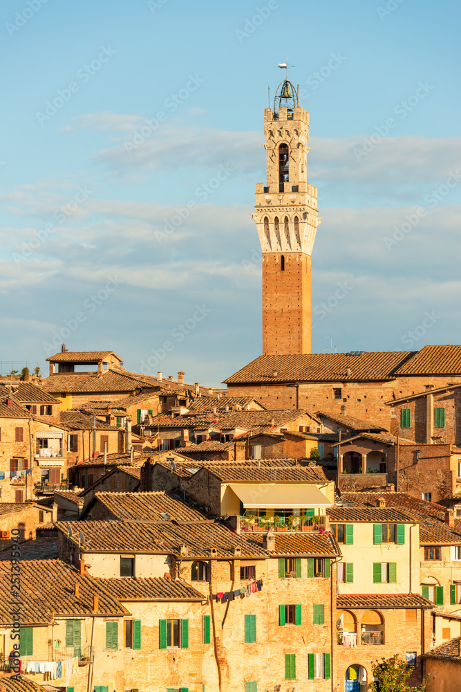 Stimmungsvoll das Stadtpanorama von Siena im spätsommerlichem Abendlicht