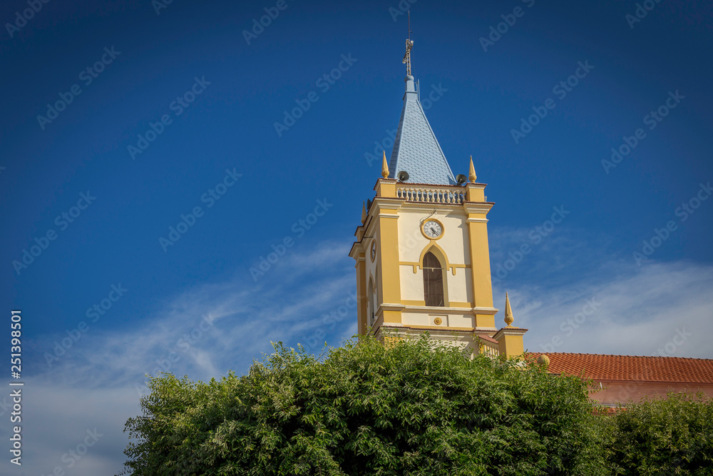 Torre da Igreja Matriz de Guarani, Minas Gerais, Brasil, construída em 1849.