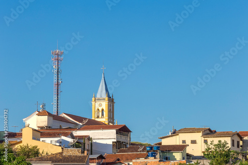 Antenas de sinal de celular disputa vista com torre da Igreja Matriz de Guarani, Minas Gerais, Brasil