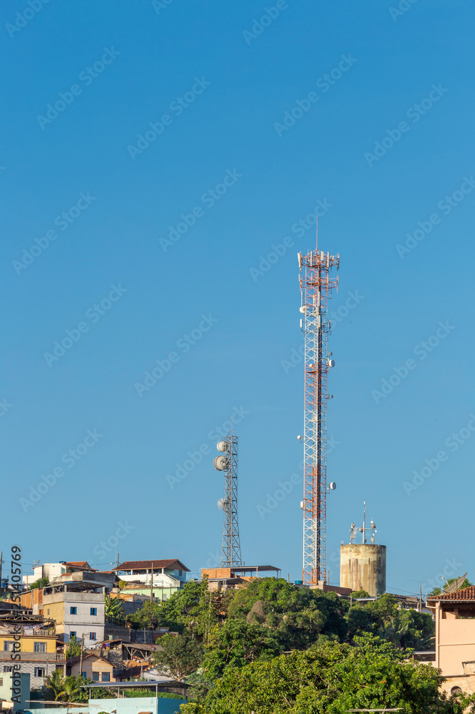 Antenas de sinal de celular junto a residências de Guarani, Minas Gerais, Brasil