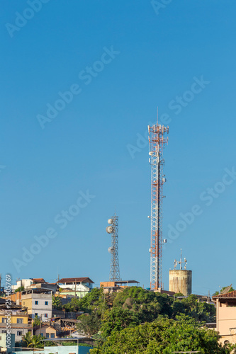 Antenas de sinal de celular junto a residências de Guarani, Minas Gerais, Brasil