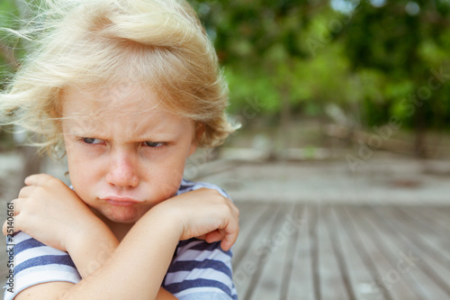 Foto Face portrait of annoyed and unhappy caucasian kid with crossed arms