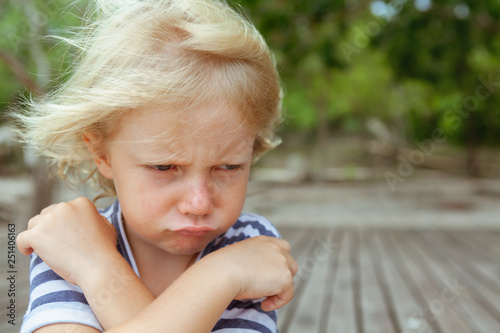 Foto Face portrait of annoyed and unhappy caucasian kid with crossed arms