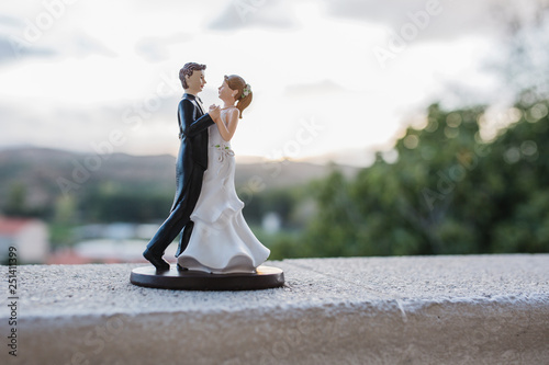 bride and groom figurines on the wedding cake