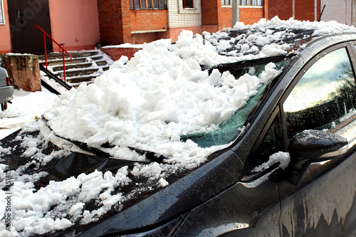 Obraz na plátně Black car crashed under white raw snow