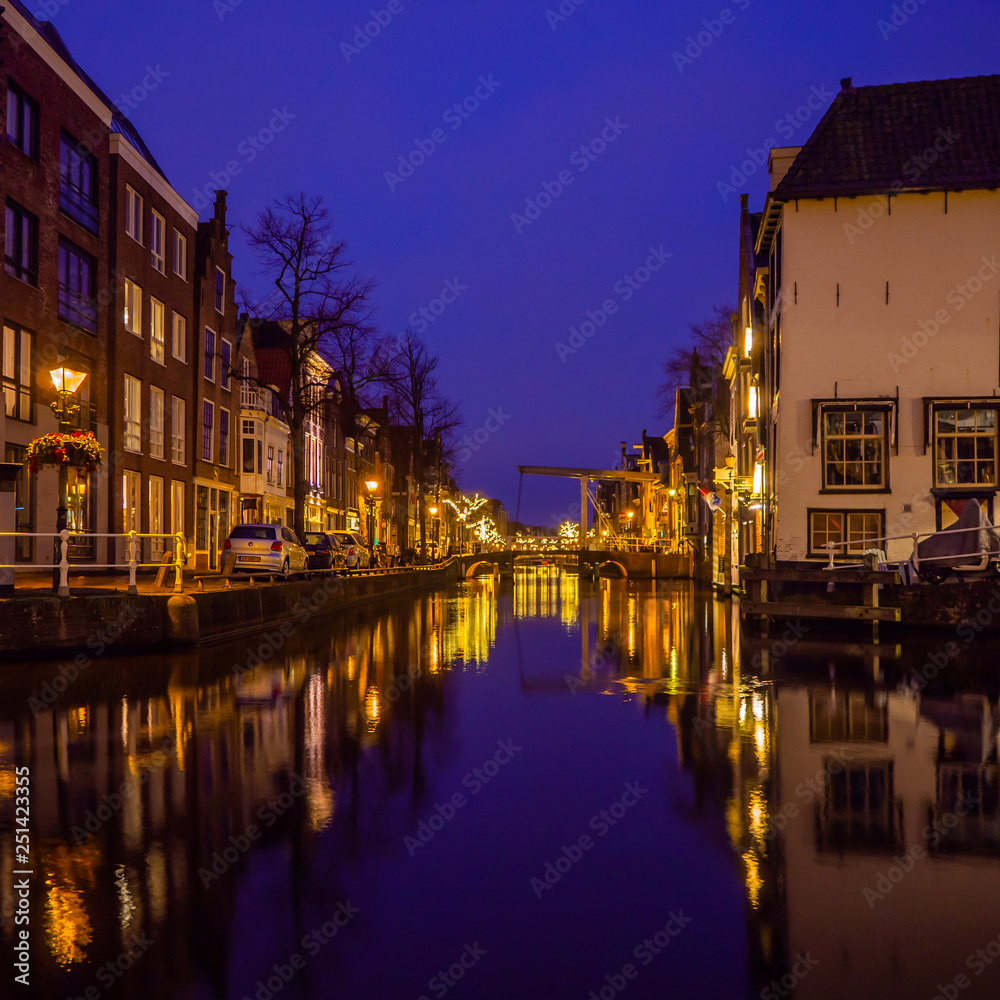 Fluss in Alkmaar bei Nacht mit Brücke