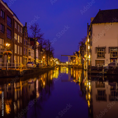 Fluss in Alkmaar bei Nacht mit Brücke