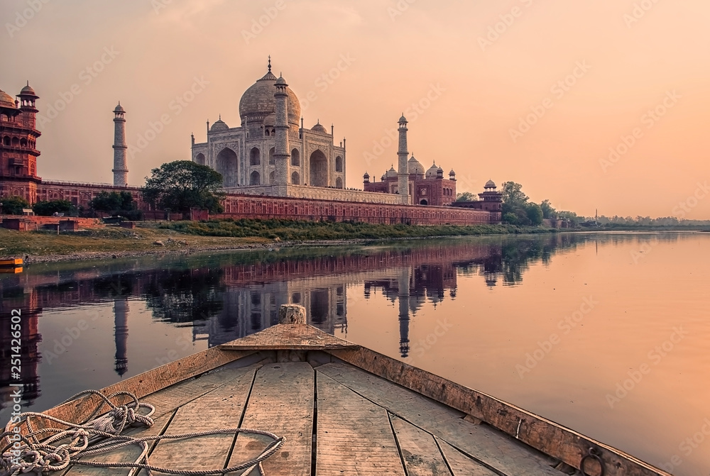 Obraz premium Sunset over the Taj Mahal, Agra, India