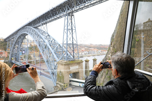 pareja de turistas sacando fotografías en el funicular de oporto 4M0A7701-A19 photo