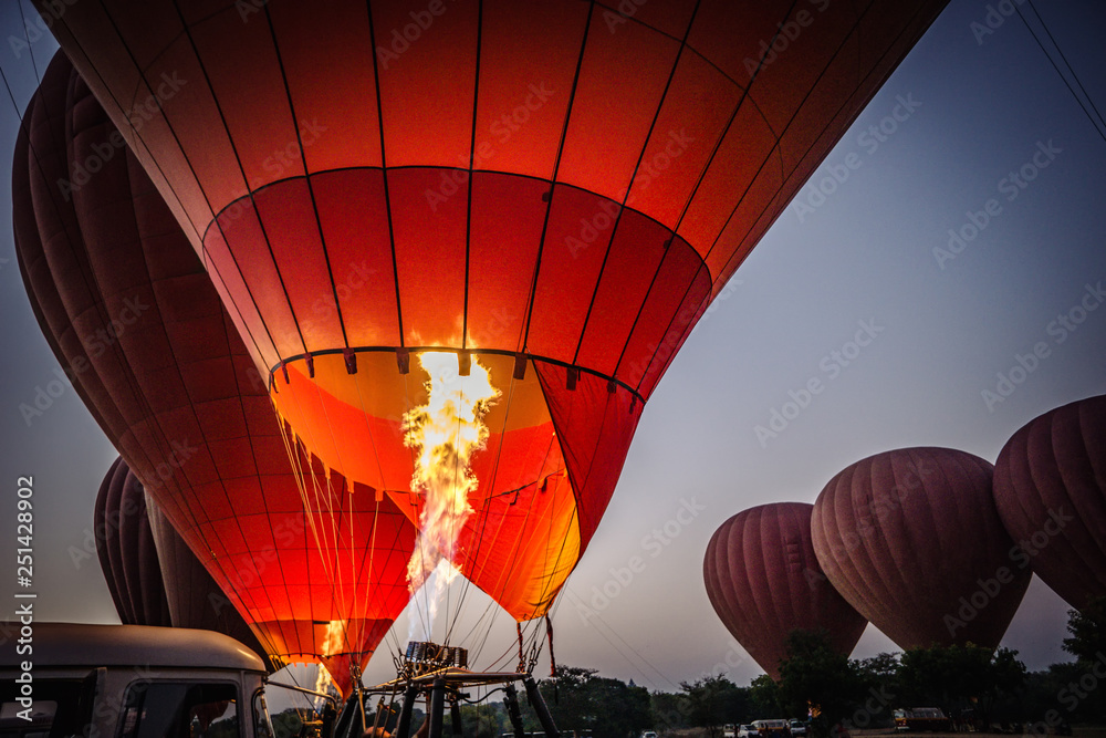Obraz premium Start eines Heißluftballon über Bagan 
