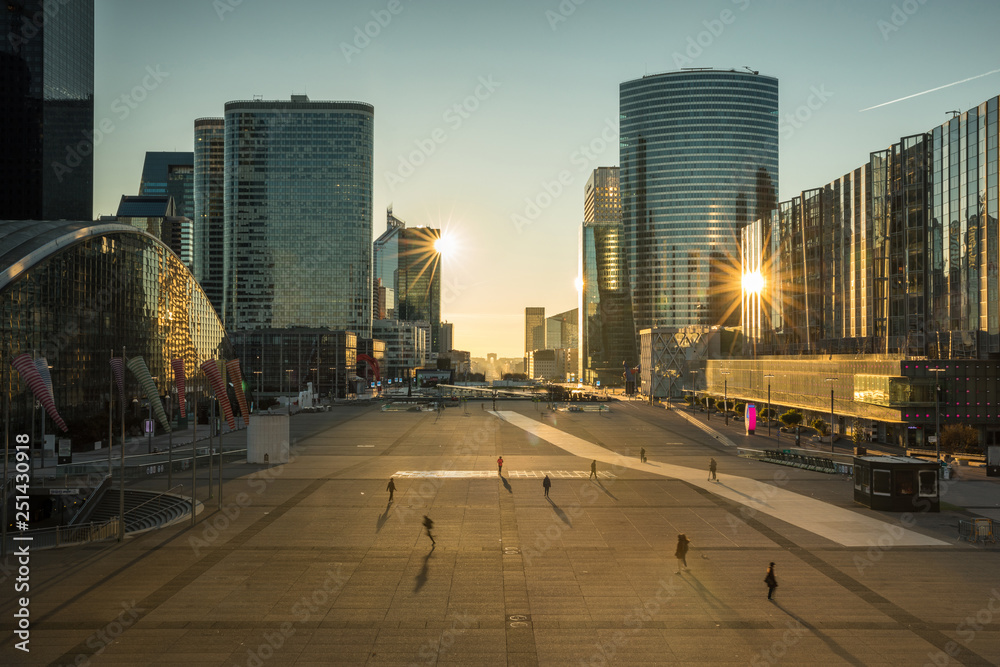Naklejka premium quartier d'affaires de la défense Paris au lever du soleil