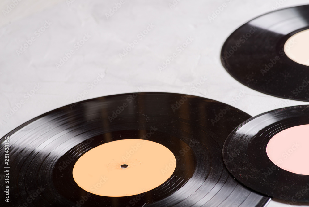 Obraz premium gramophone record of different sizes on a light background