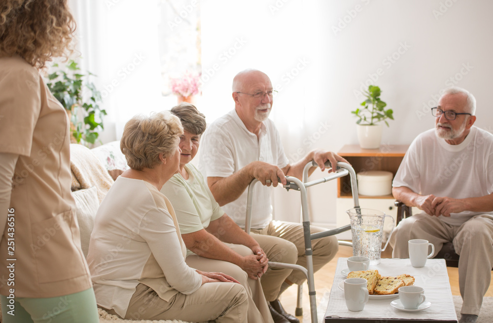 Obraz premium Group of seniors having a conversation in a nursing home