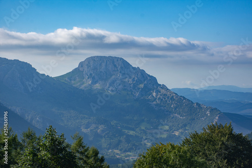 pais vasco vistas desde el mirador del parque de urkiola