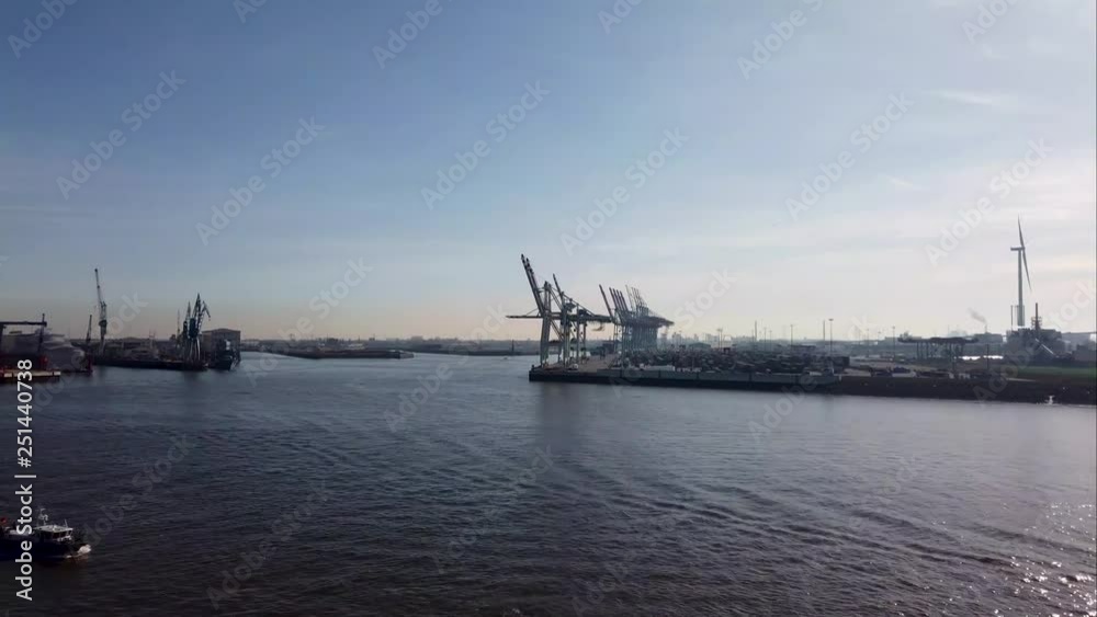 Hafen von Hamburg, Timelapse bei gutem Wetter Hafen von Hamburg, Timelapse bei gutem Wetter