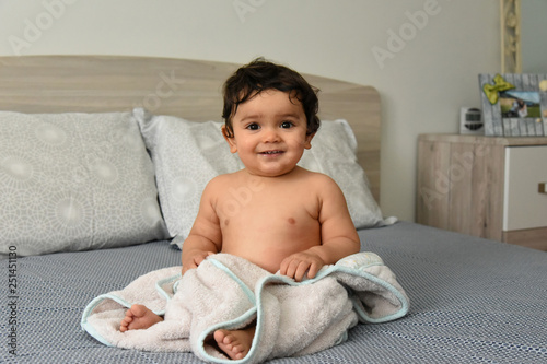 Tableau sur toile jeune bébé sur le lit après le bain