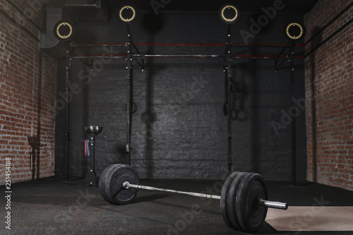 Badkamer foto achterwand Crossfit-atleet die barbell boven het hoofd opheft  in de sportschool. Shirtless man doet functionele training. Oefenen met  powerliften. - Nikkel-Art.nl