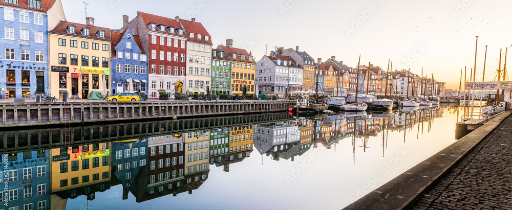 Morning in the Copenhagen Canal Nyhavn - obrazy, fototapety, plakaty 