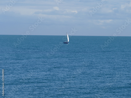 Orizzonte marino con barca a vela in solitudine © Franxuc