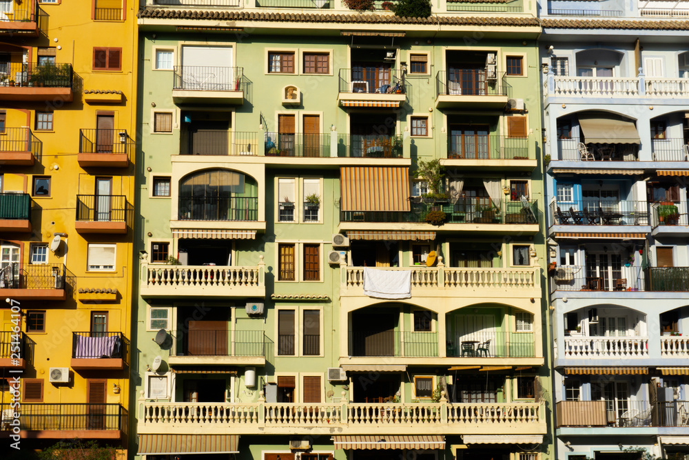 Edificios con muchos balcones