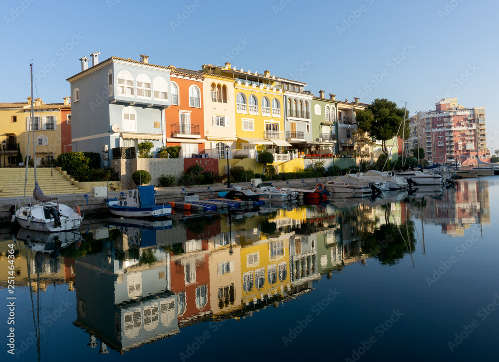 Reflejo de casas de colores en el agua