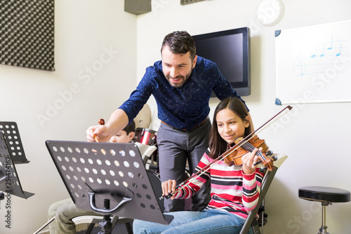 Foto Student Learning Violin From Scratch