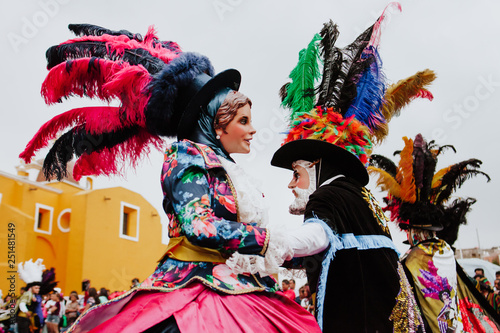 Tissu par mètre Huehues Mexique, scène de carnaval mexicain, danseuse  portant un costume folklorique traditionnel mexicain et un masque riche en  couleurs - NikkelArt.be