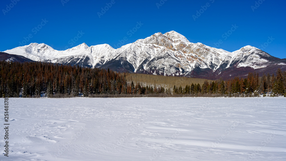 Obraz premium Winter panorama of the Pyramid Mountain and the frozen Patricia Lake in the Jasper National Park Alberta, Canada