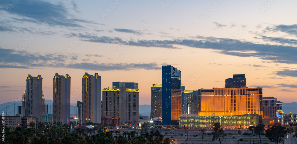 Φωτογραφία Las Vegas Strip Casino Skyline after the sunset at the start of the nightlife