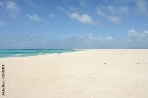真っ白な砂浜のビーチ © 哲昌 河野