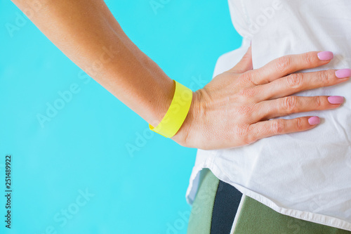 Billede på lærred Woman wearing mockup arm bracelet