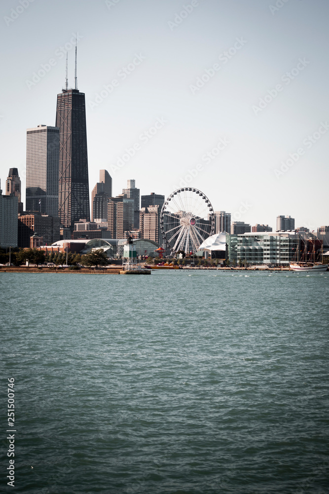 Fototapeta premium Chicago's Navy Pier and the ferris wheel