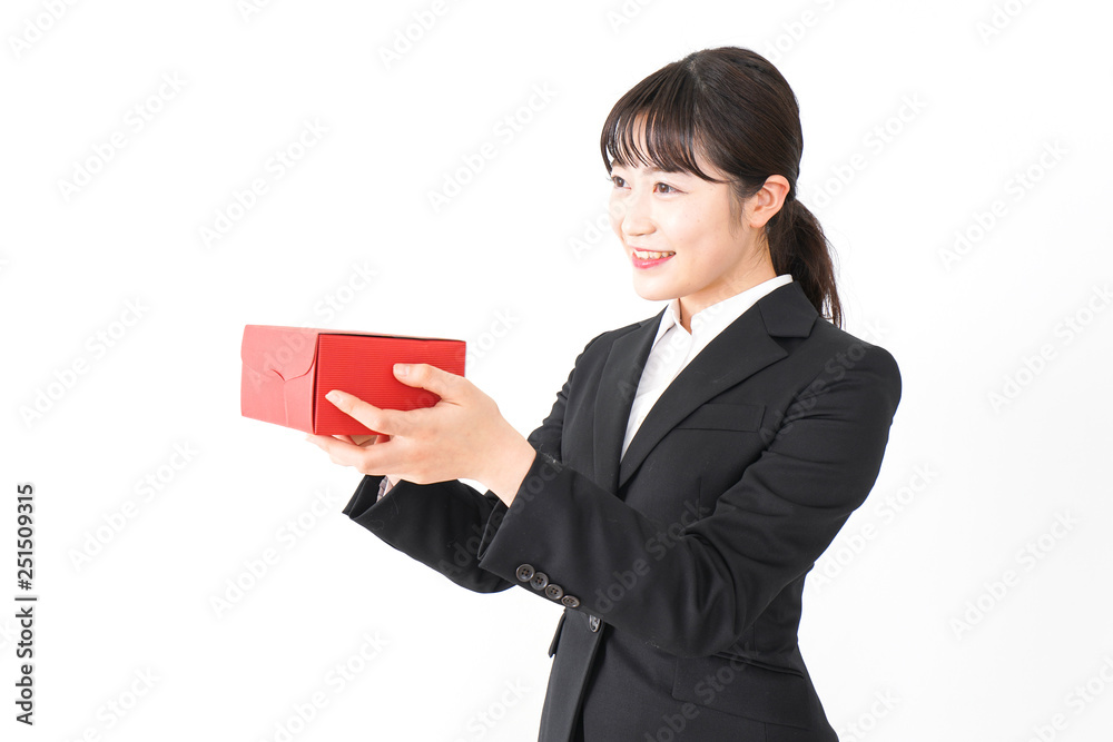 プレゼントを渡すビジネスウーマン