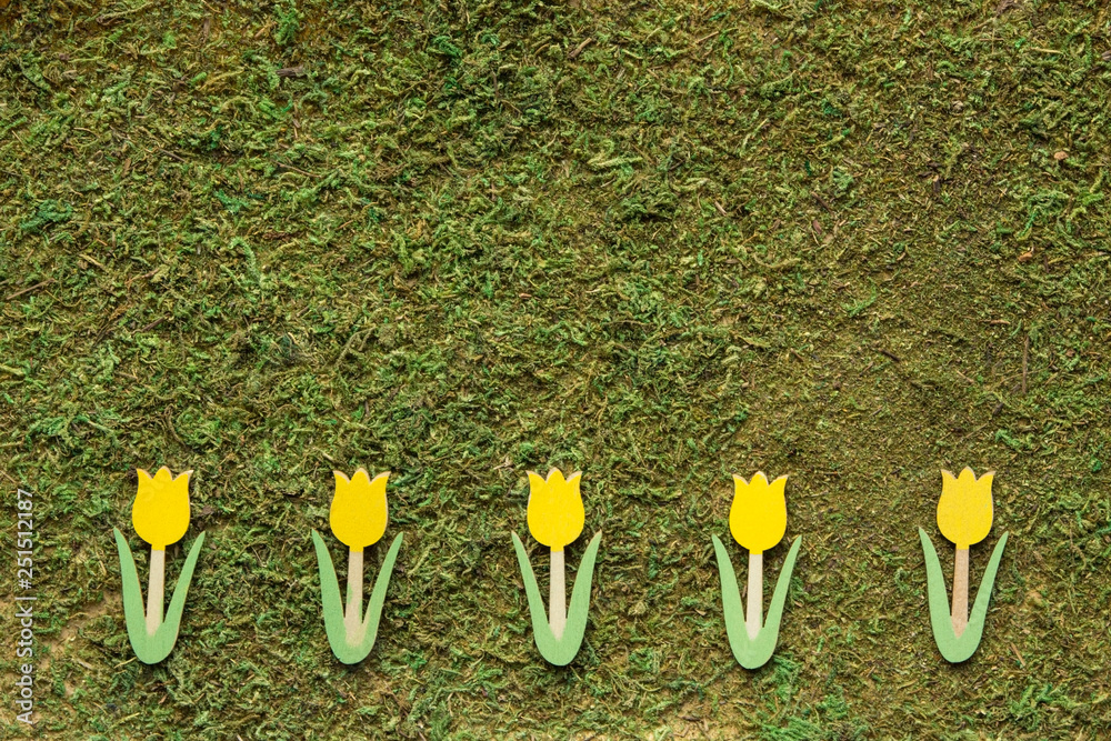 Φωτογραφία floral Bordüre aus gelben Tulpen auf Hintergrund aus grünem Moos mit grossem Tex