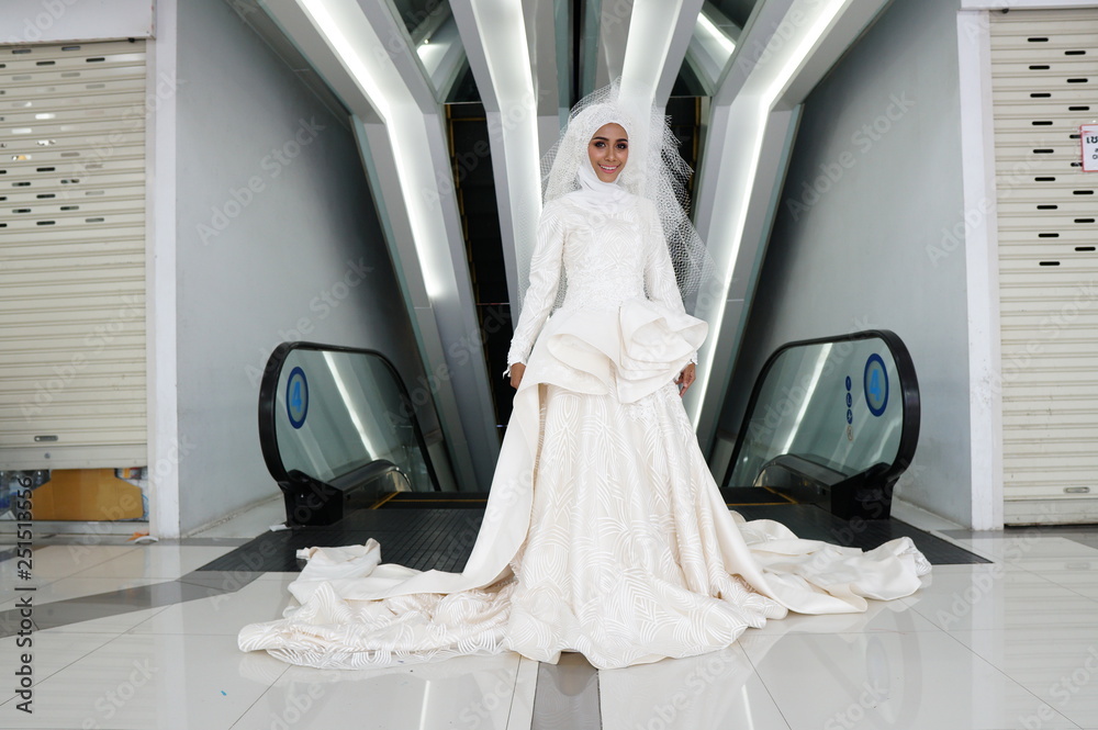 White Wedding Abaya/Kaftan #Muslim #Hijab #Islam | Arabische mode, Kleider  mode, Kleider für frauen