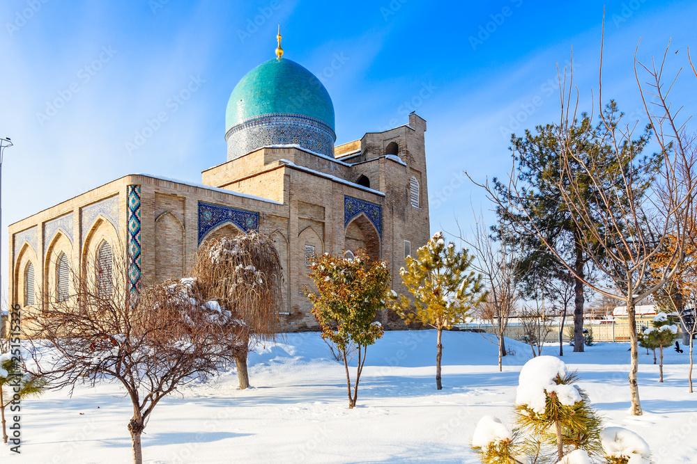 Φωτογραφία Snow and park around ornated mosque of Hazrati Imam complex, religious center of