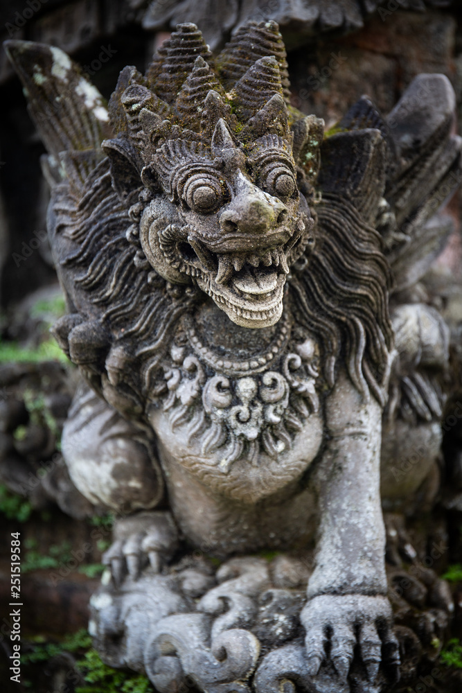 Steinfigur im Tempel in Ubud