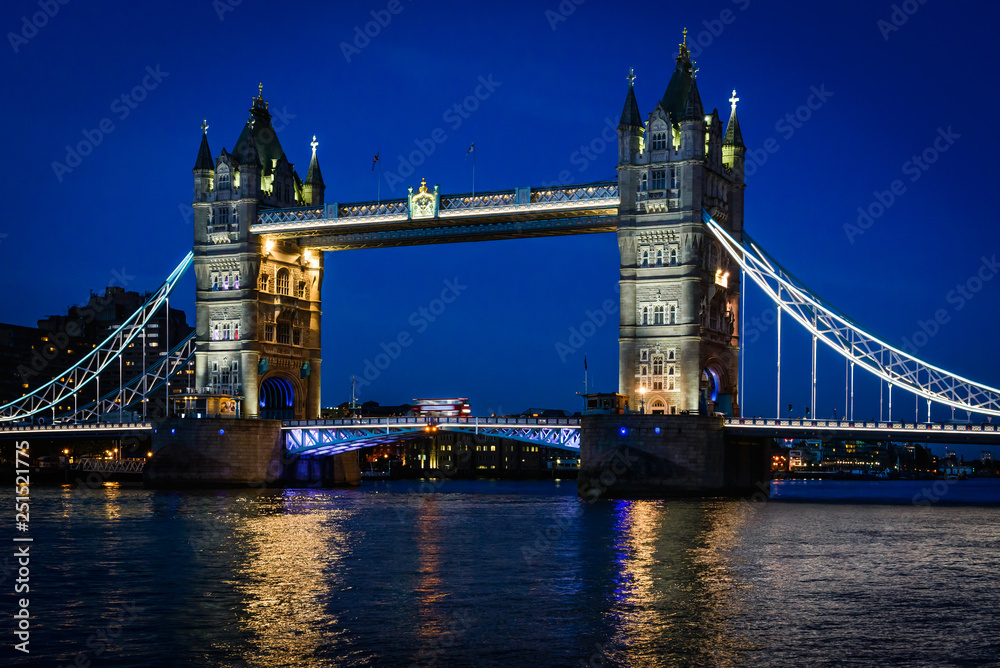 Fototapeta premium Tower Bridge in London at night