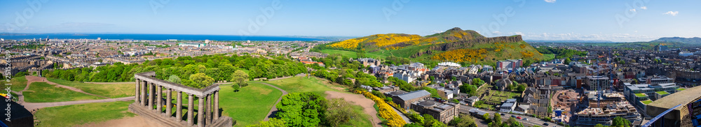 Panorama von Edinburgh/Schottland mit Arthur´s Seat im Frühling