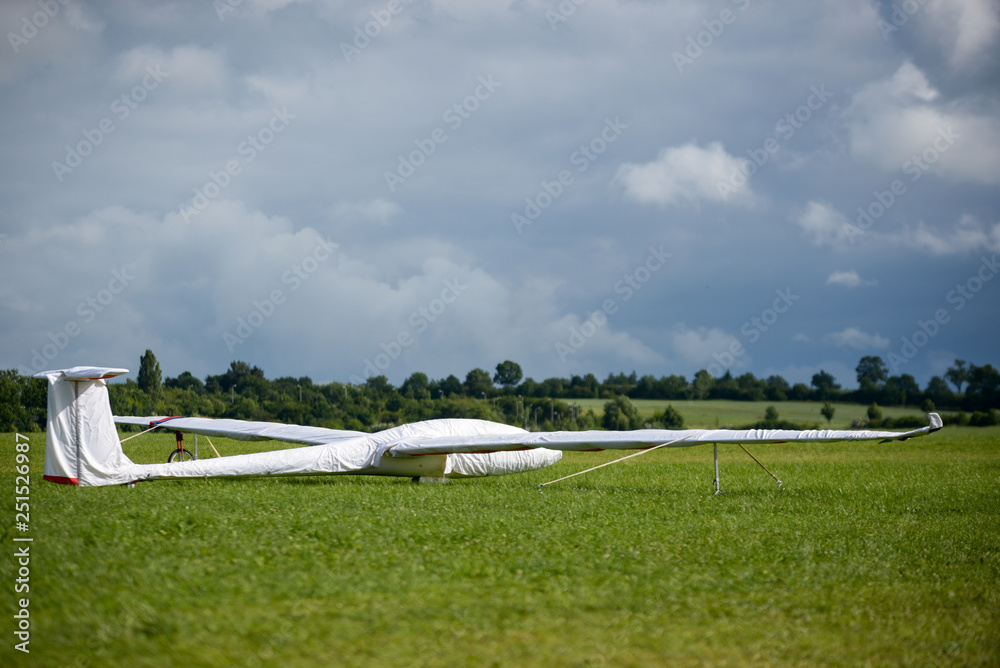 Fototapeta premium Segelflugzeuge stehen vor dunklen Wolken am Boden 