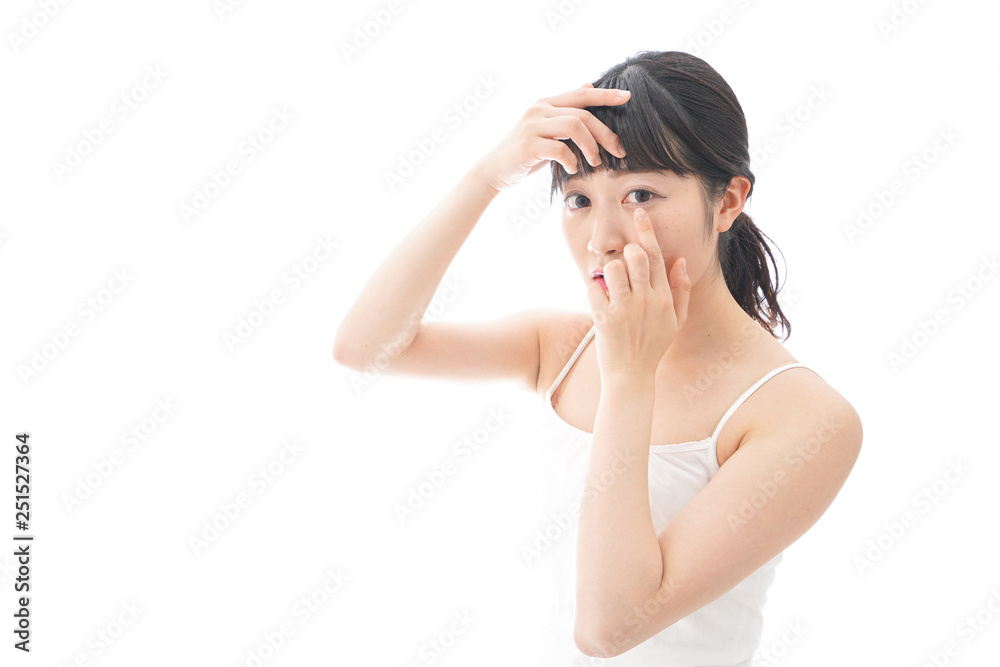 コンタクトレンズを装着する若い女性 コンタクトレンズを装着する若い女性