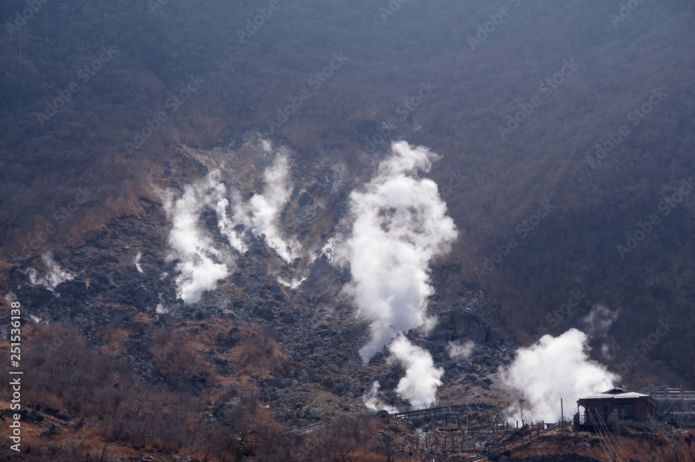 Fototapeta premium 水蒸気を上げる箱根大涌谷