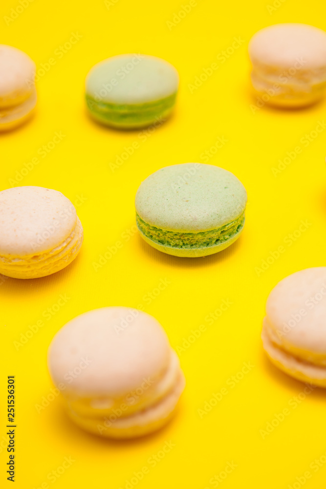 Obraz premium Little green tea macaroons and vanilla macaroons
