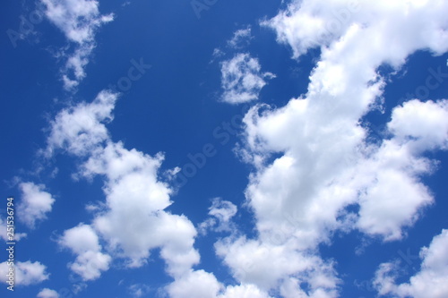 Fototapeta Naklejka Na Ścianę i Meble -  Weiße Cumuluswolken - blauer Himmel