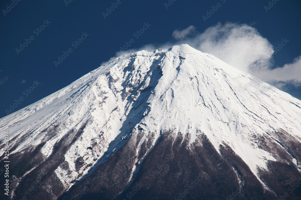 真冬の富士山のアップ