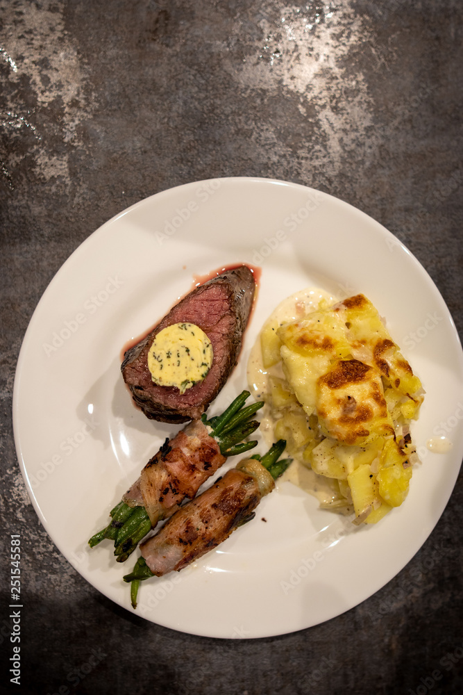 Rinderfilet mit Kartoffelgratin und Bohnen im Speckmantel